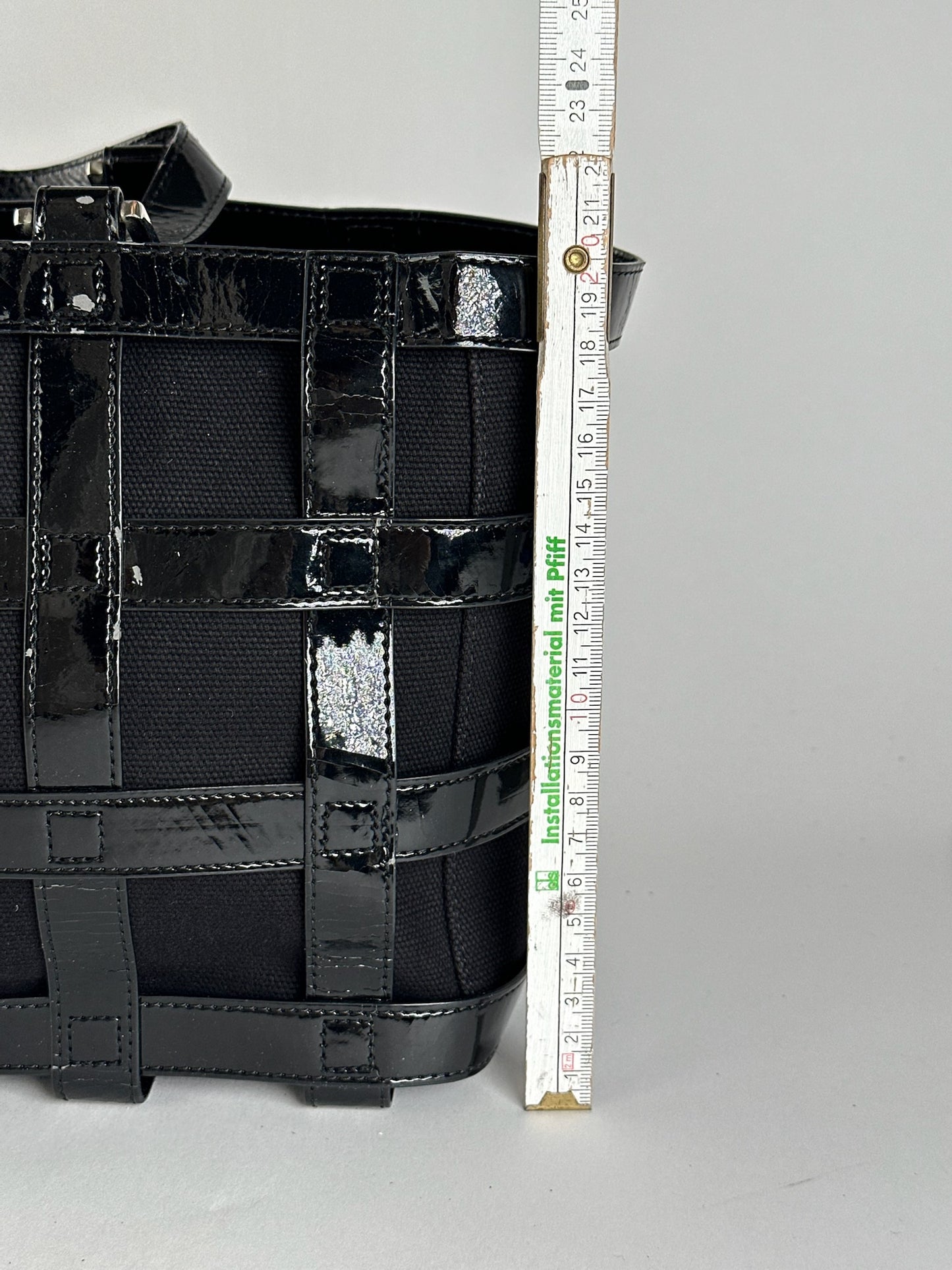 Sac cage vintage en cuir verni Courreges noir