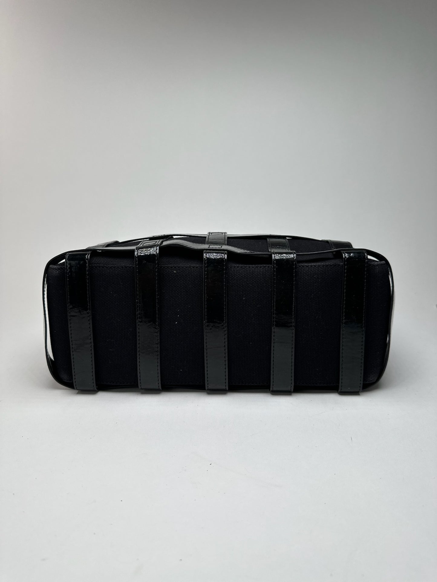 Sac cage vintage en cuir verni Courreges noir