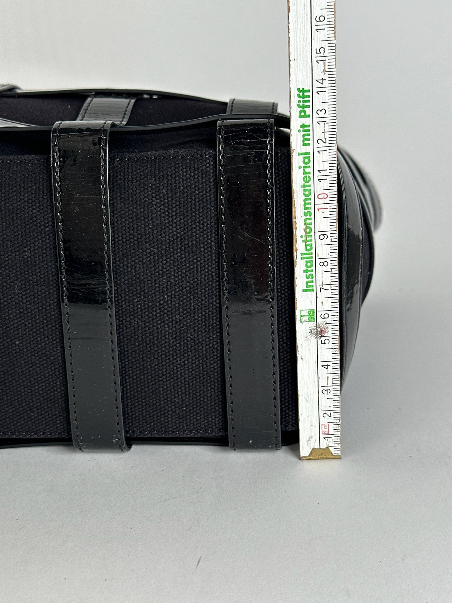 Sac cage vintage en cuir verni Courreges noir