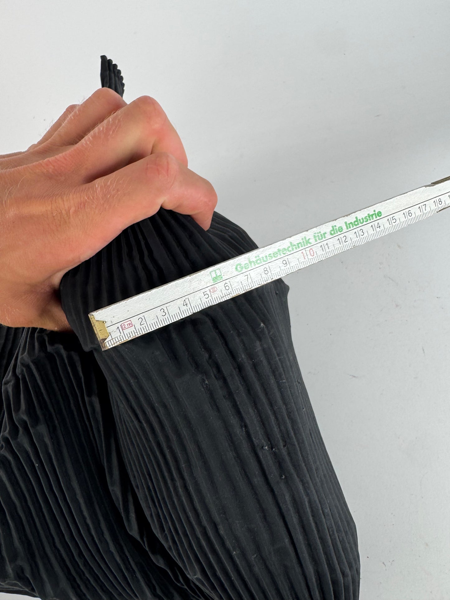 Sac à main plissé vintage Issey Miyake noir