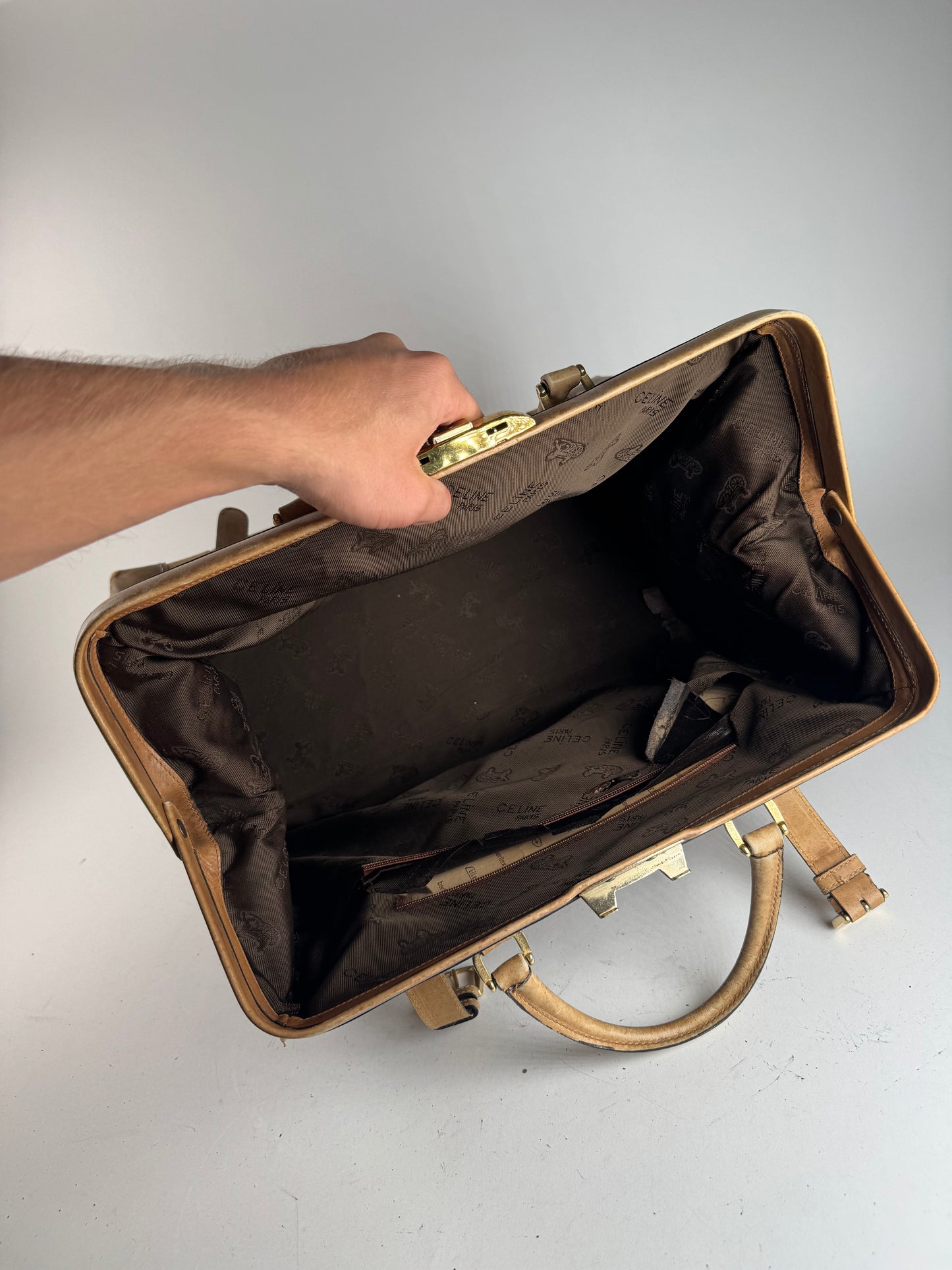 Sac de voyage vintage en cuir Monogram Céline Paris marron doré