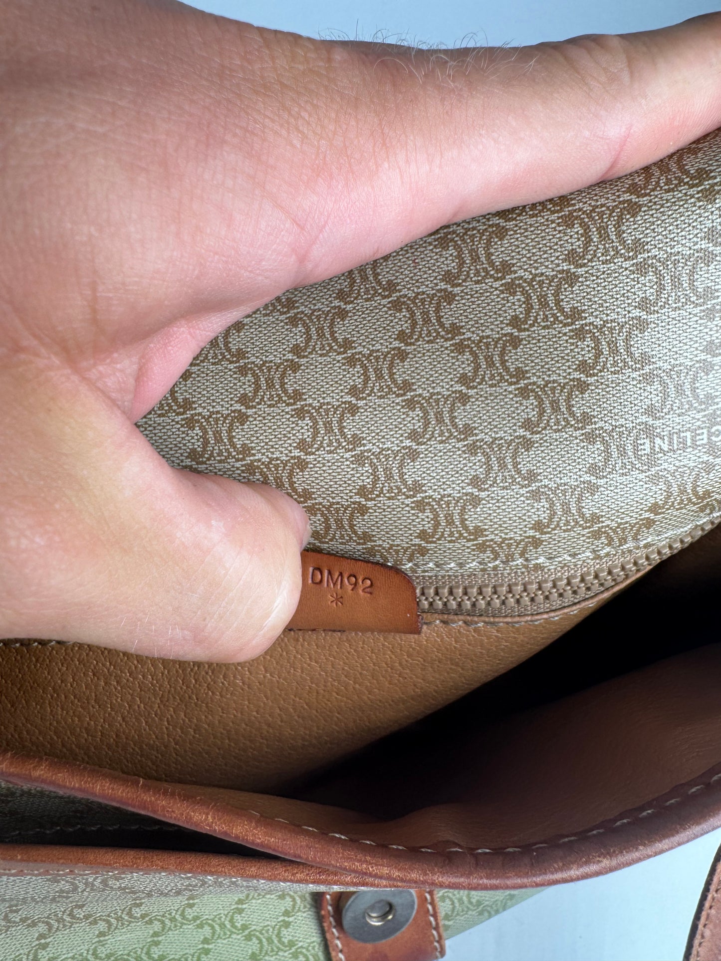 Sac vintage en cuir Céline Triomphe Monogram beige