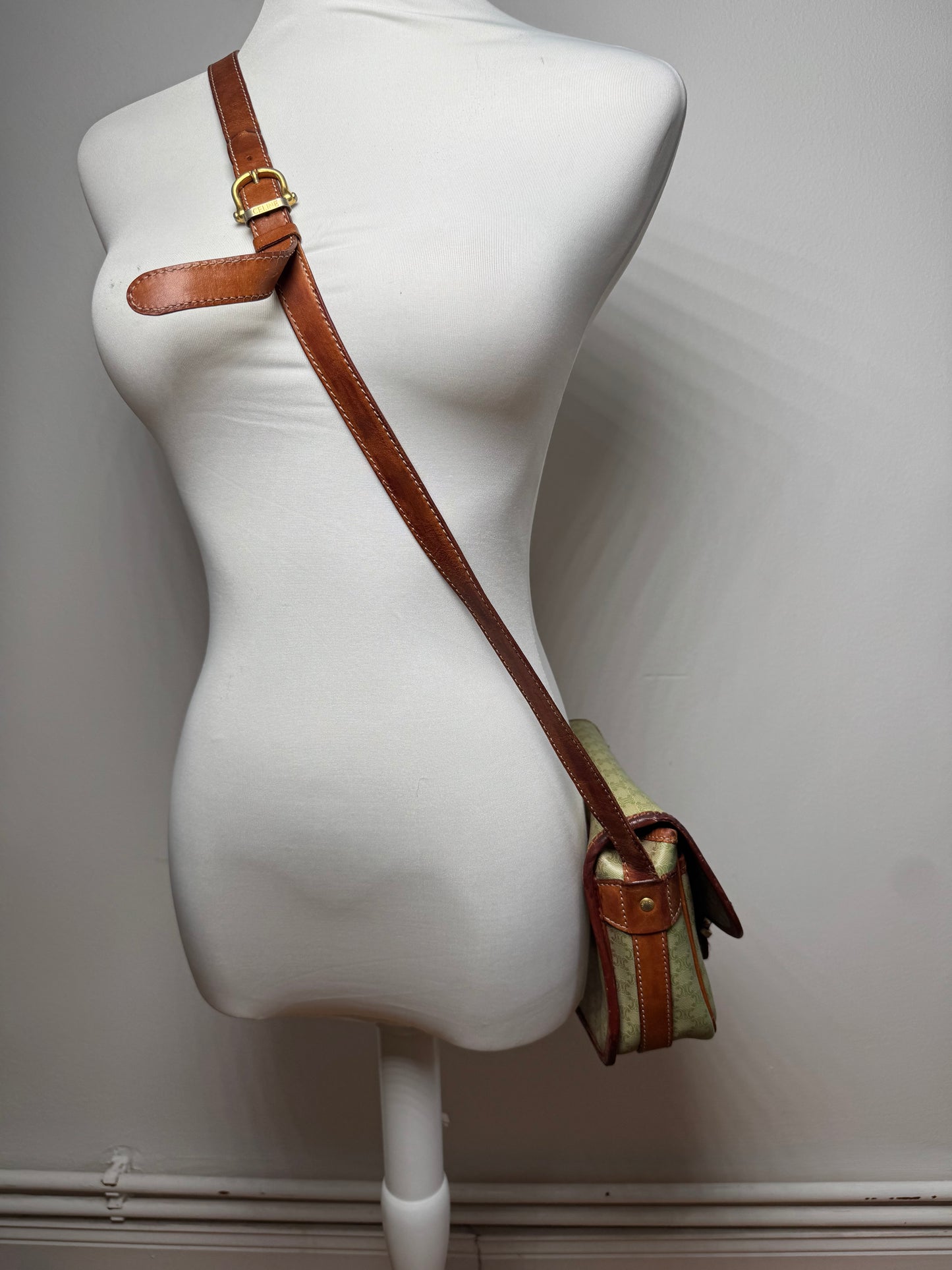 Sac vintage en cuir Céline Triomphe Monogram beige