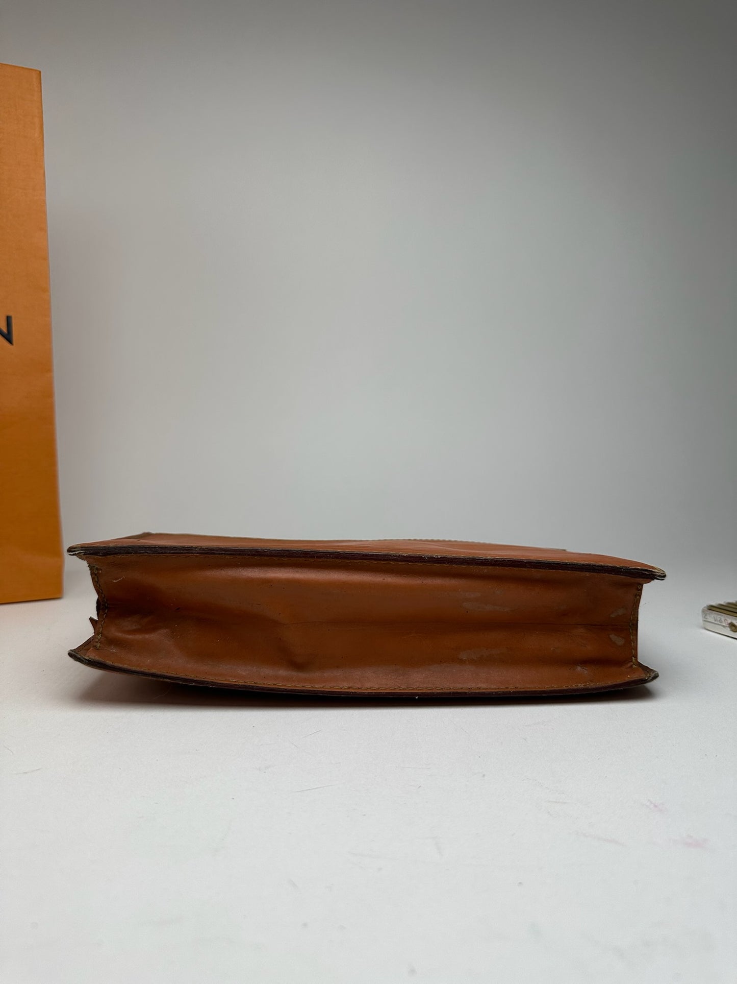 Pochette vintage Louis Vuitton en cuir EPI marron