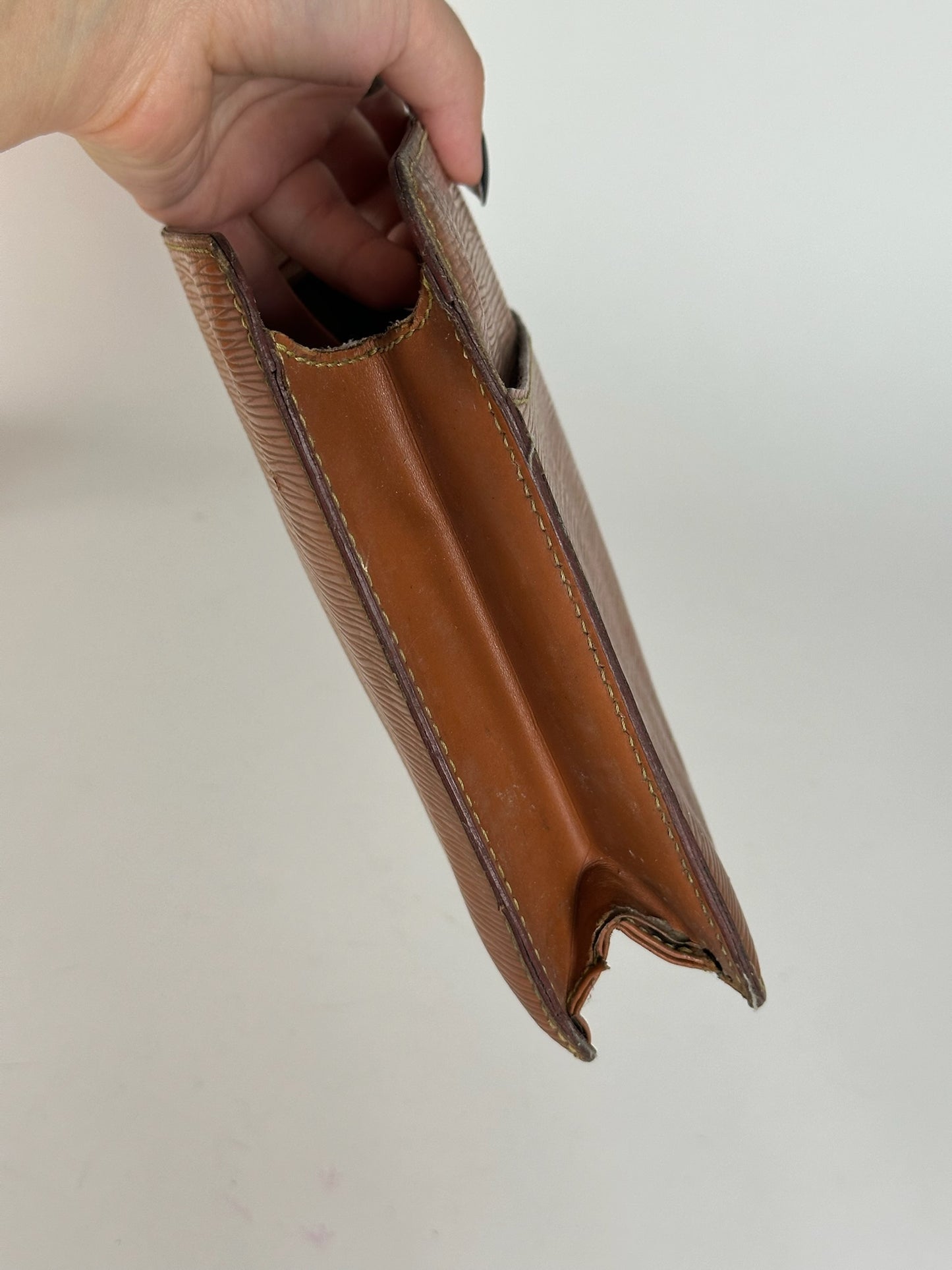 Pochette vintage Louis Vuitton en cuir EPI marron