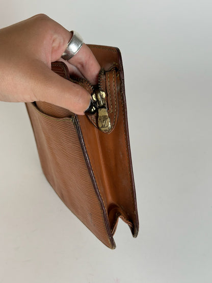Pochette vintage Louis Vuitton en cuir EPI marron