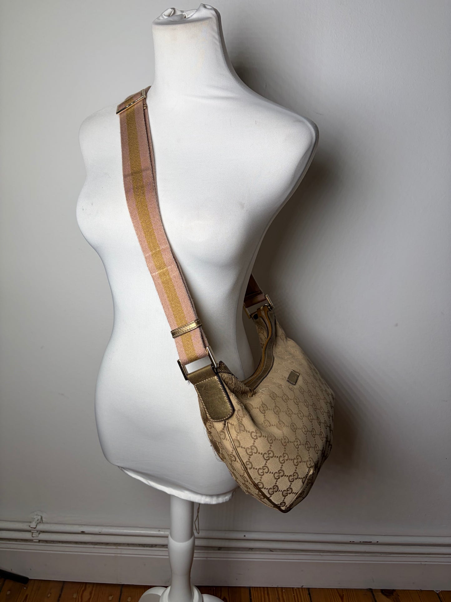 Vintage Gucci GG Supreme Hobo Bag Beige Brown Gold