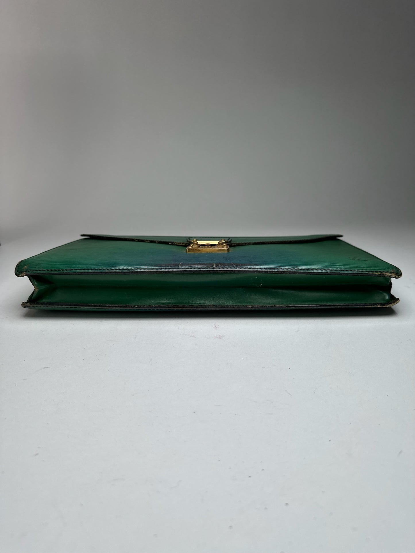 Pochette vintage Louis Vuitton en cuir épi vert