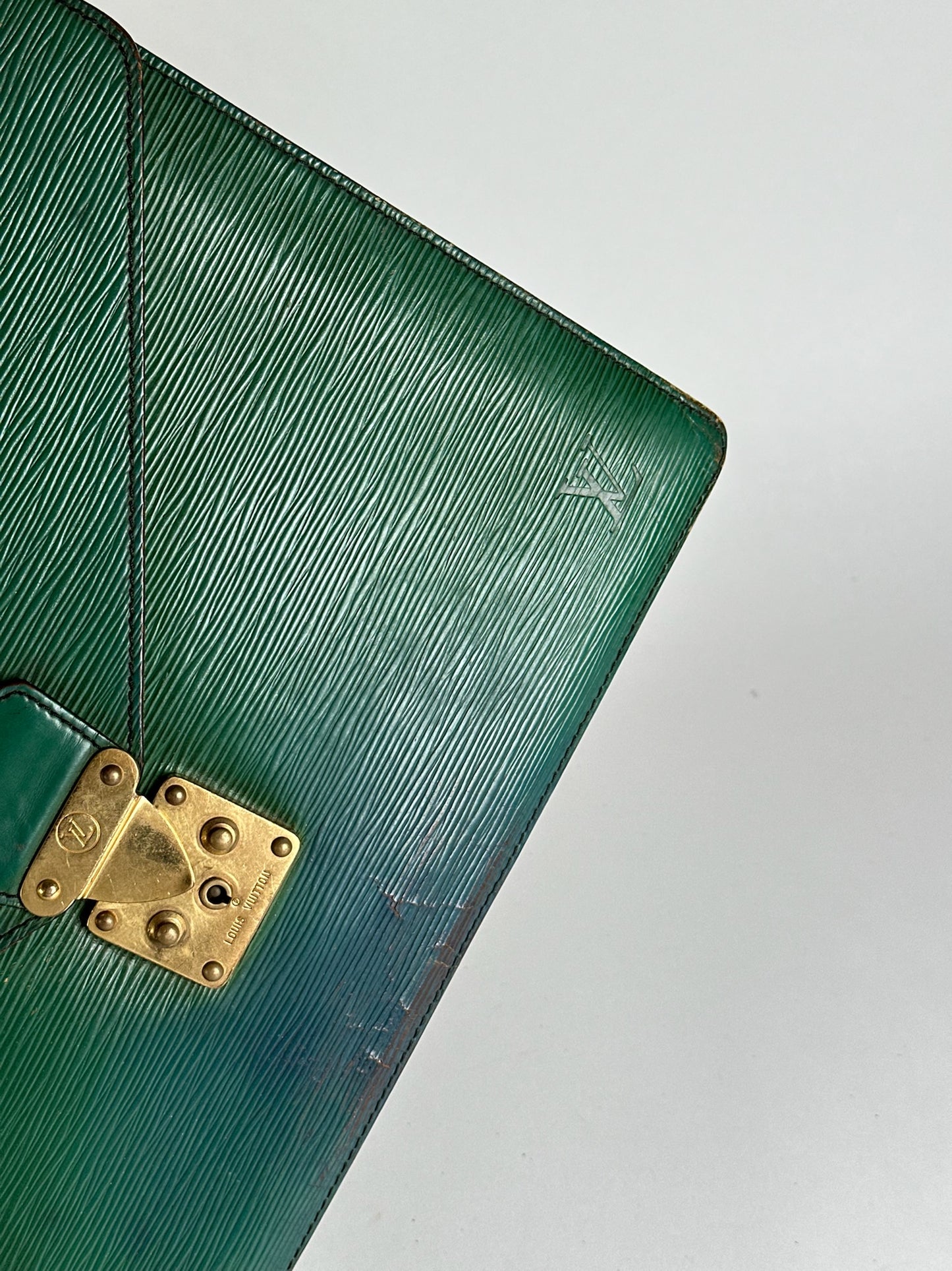 Pochette vintage Louis Vuitton en cuir épi vert