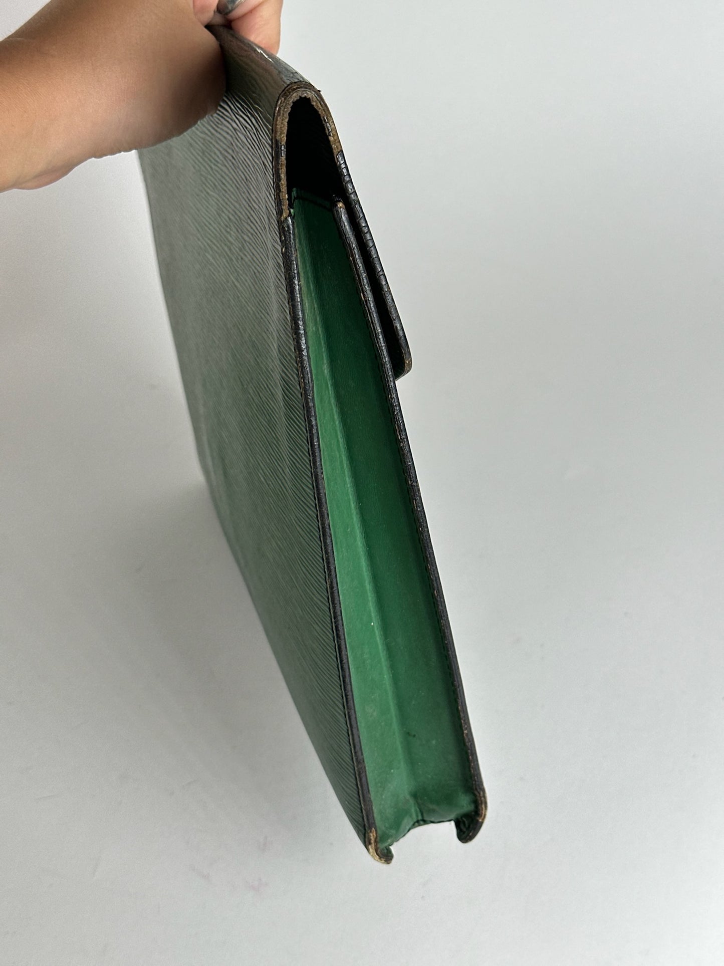 Pochette vintage Louis Vuitton en cuir épi vert