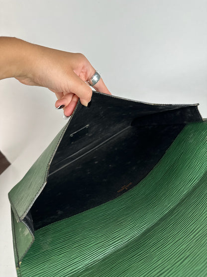 Pochette vintage Louis Vuitton en cuir épi vert