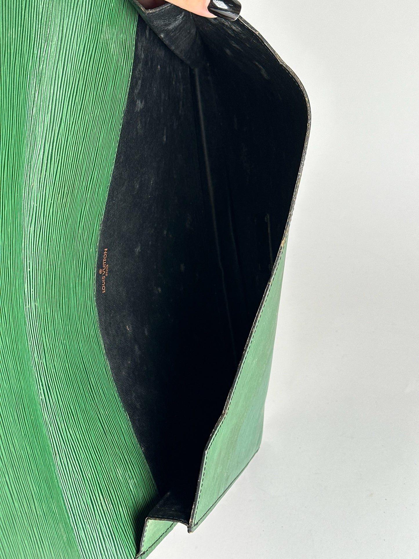 Pochette vintage Louis Vuitton en cuir épi vert