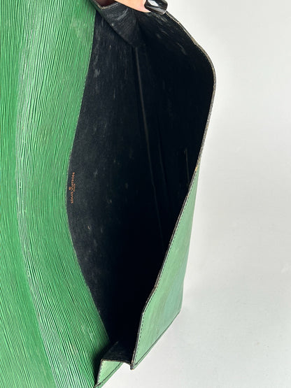 Pochette vintage Louis Vuitton en cuir épi vert