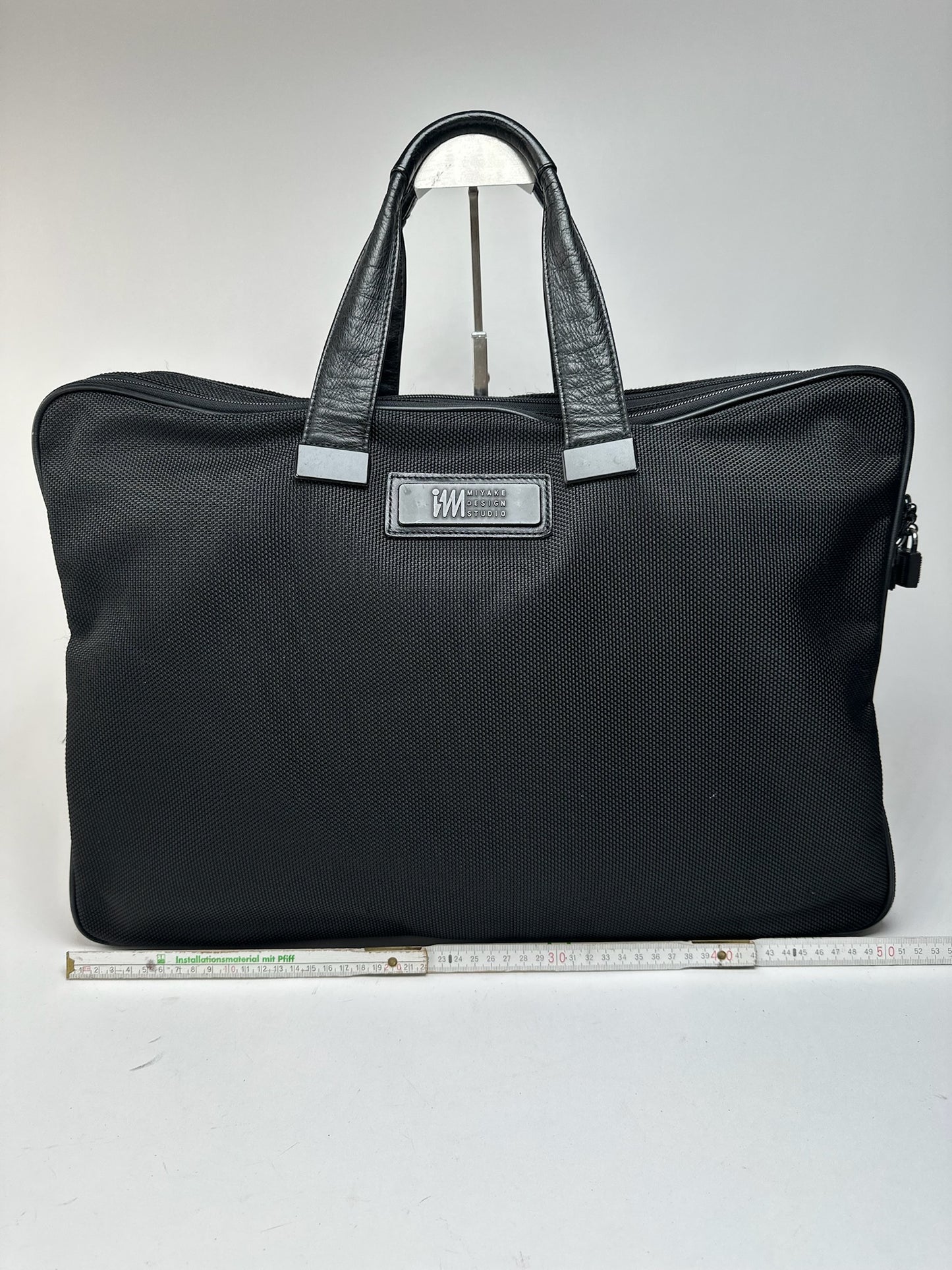 Sac de voyage vintage en cuir vegan Issey Miyake noir