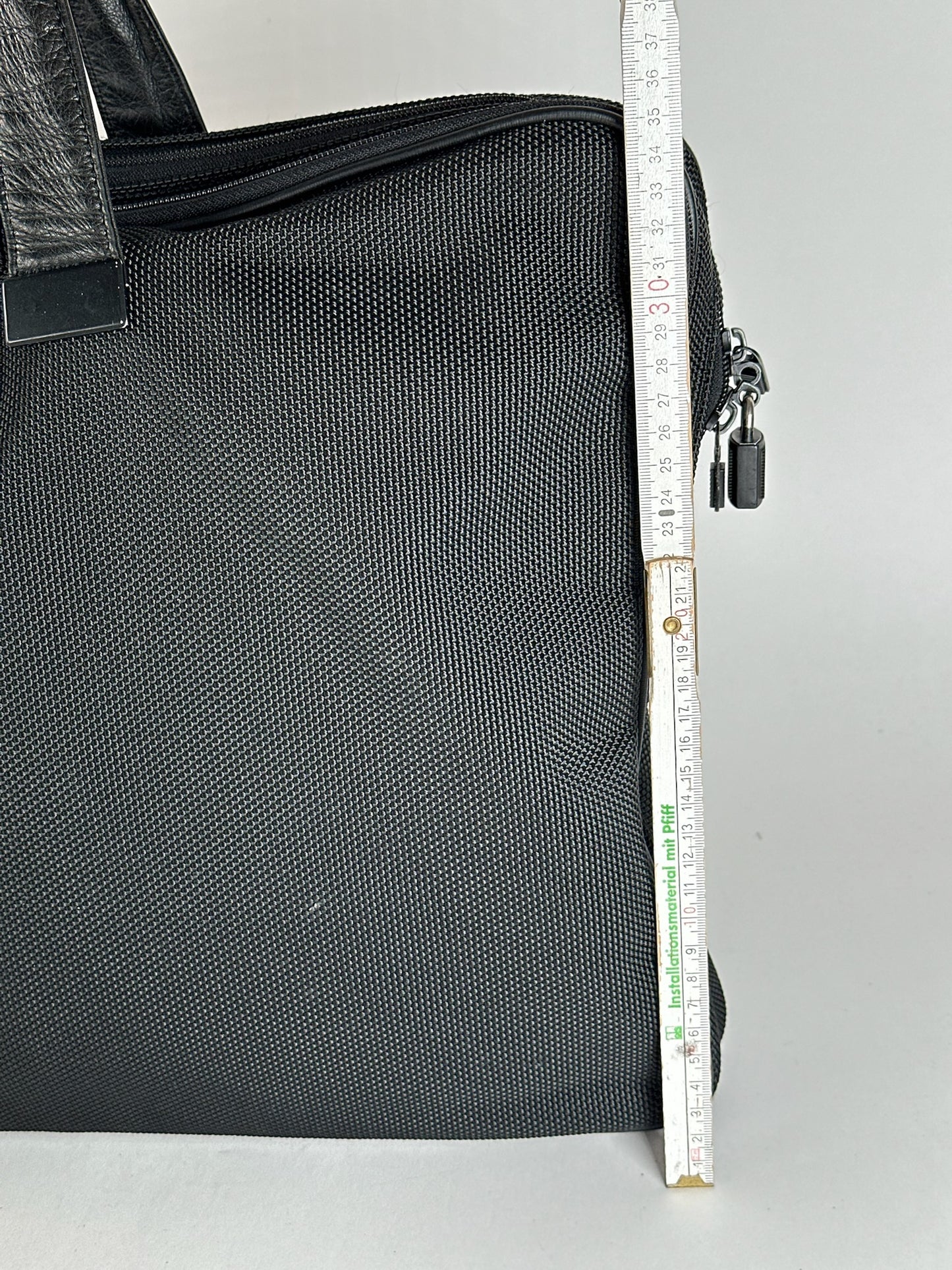 Sac de voyage vintage en cuir vegan Issey Miyake noir