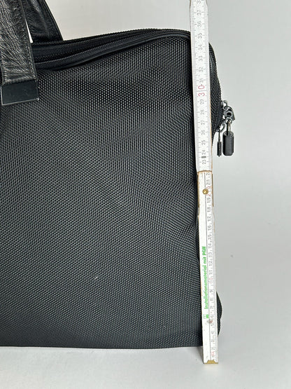 Sac de voyage vintage en cuir vegan Issey Miyake noir