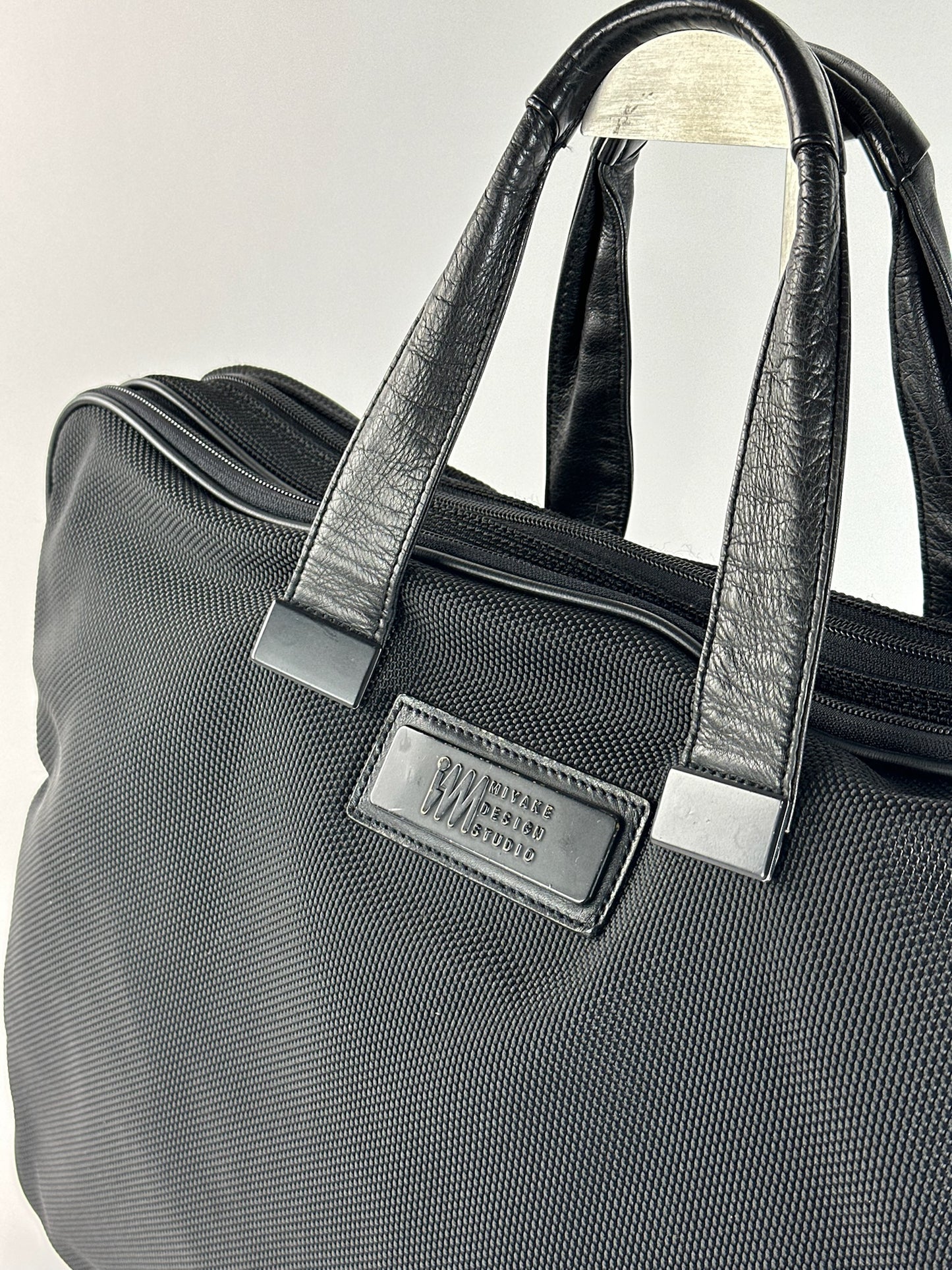 Sac de voyage vintage en cuir vegan Issey Miyake noir