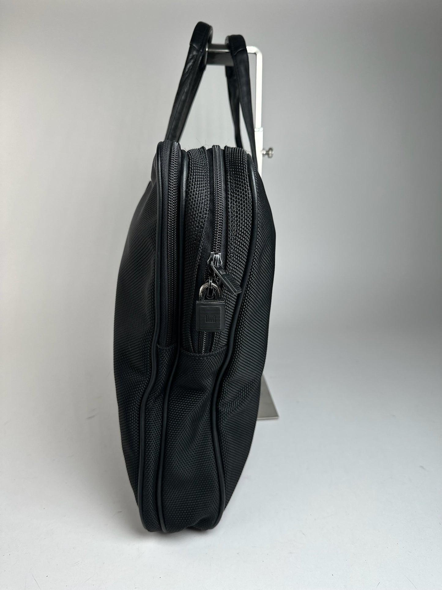 Sac de voyage vintage en cuir vegan Issey Miyake noir
