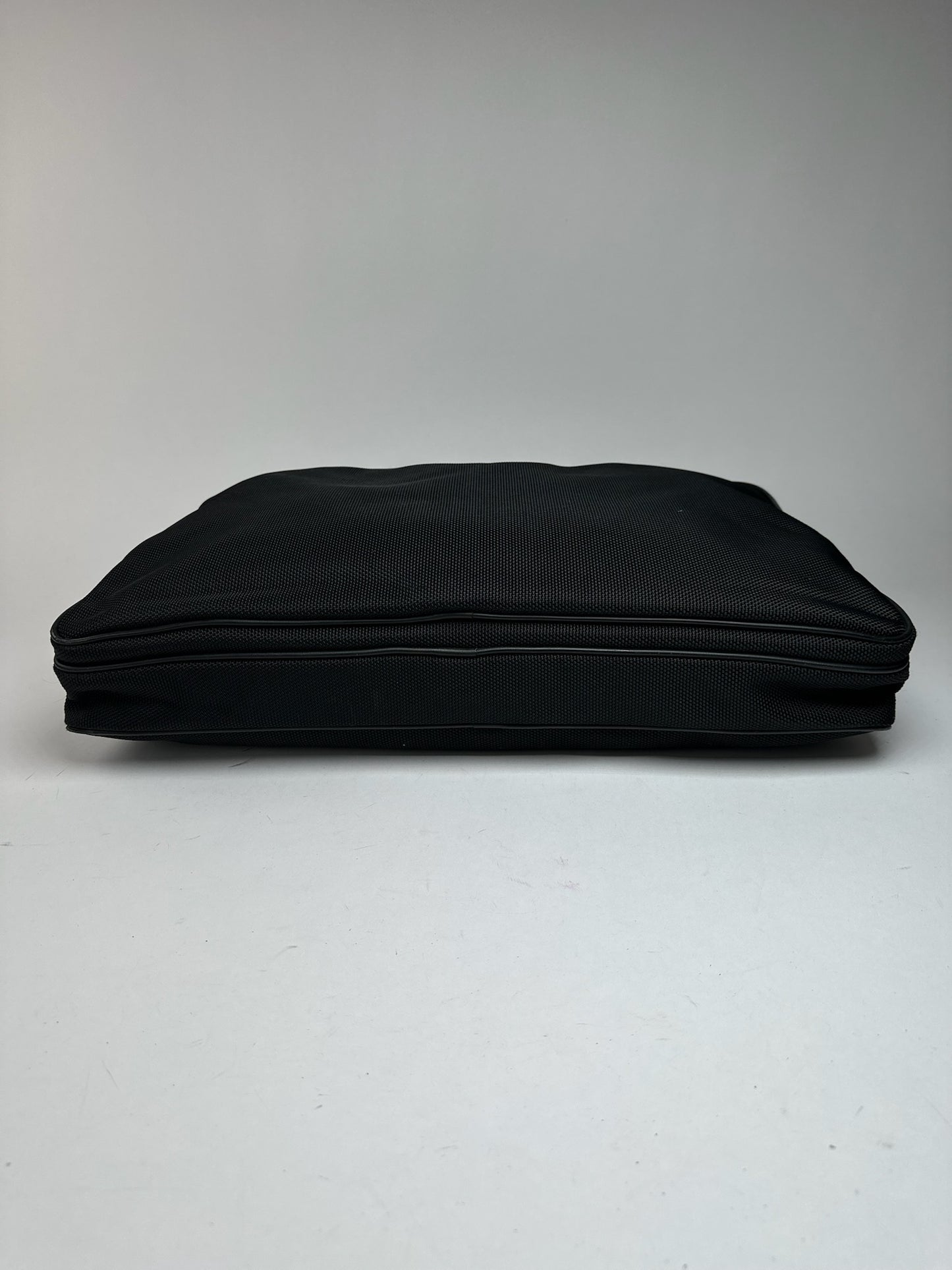 Sac de voyage vintage en cuir vegan Issey Miyake noir