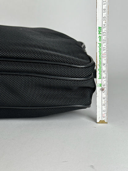 Sac de voyage vintage en cuir vegan Issey Miyake noir