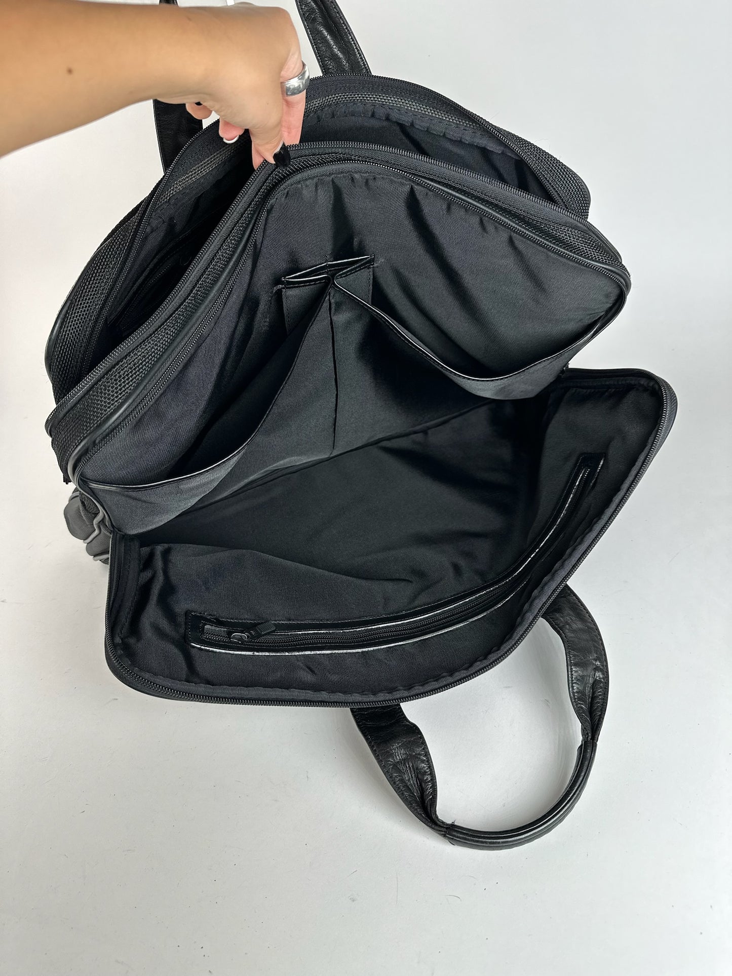 Sac de voyage vintage en cuir vegan Issey Miyake noir