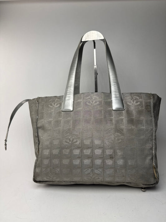 Sac fourre-tout vintage Chanel en toile monogramme et cuir argenté