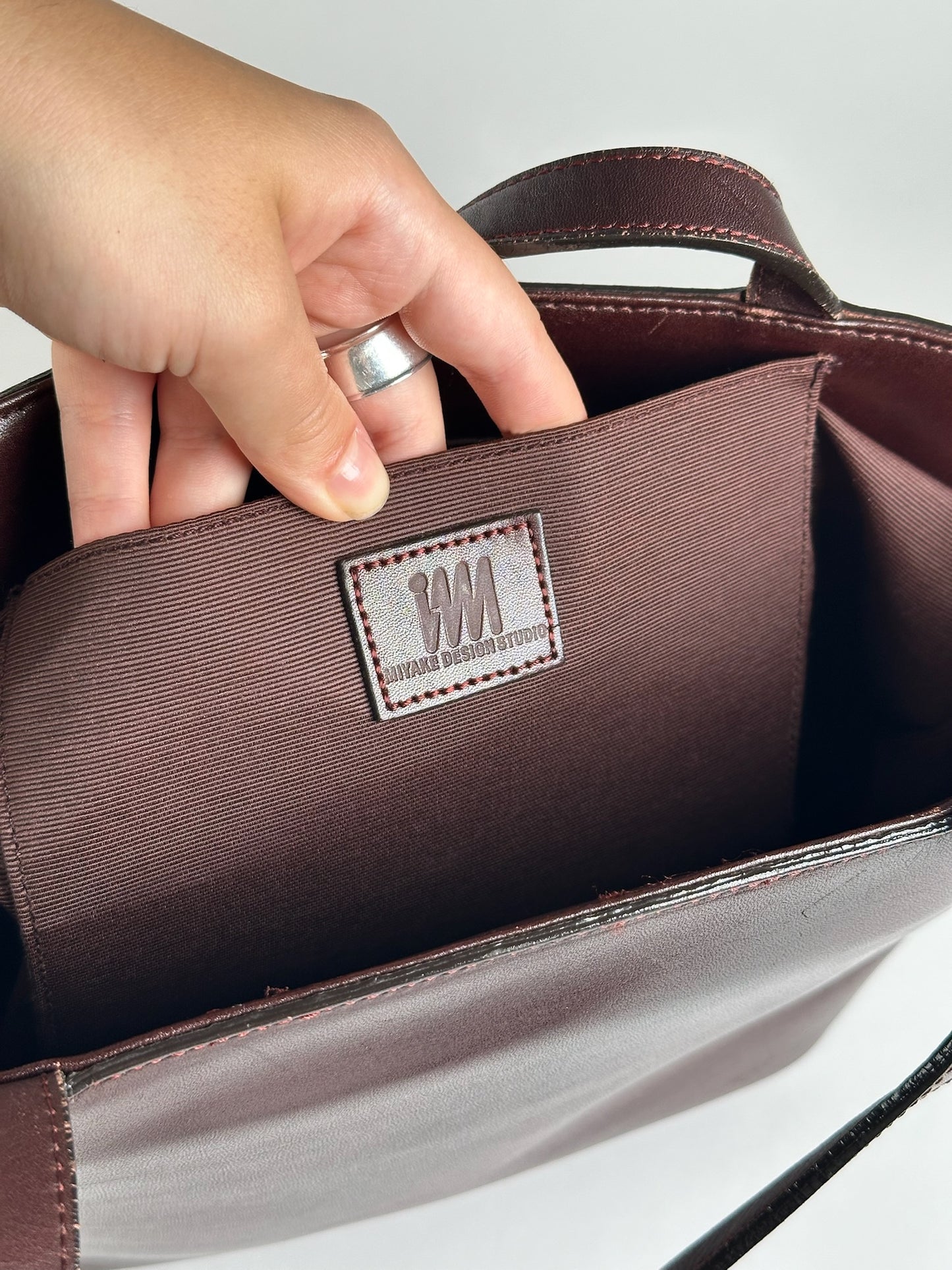 Sac vintage en cuir Issey Miyake violet