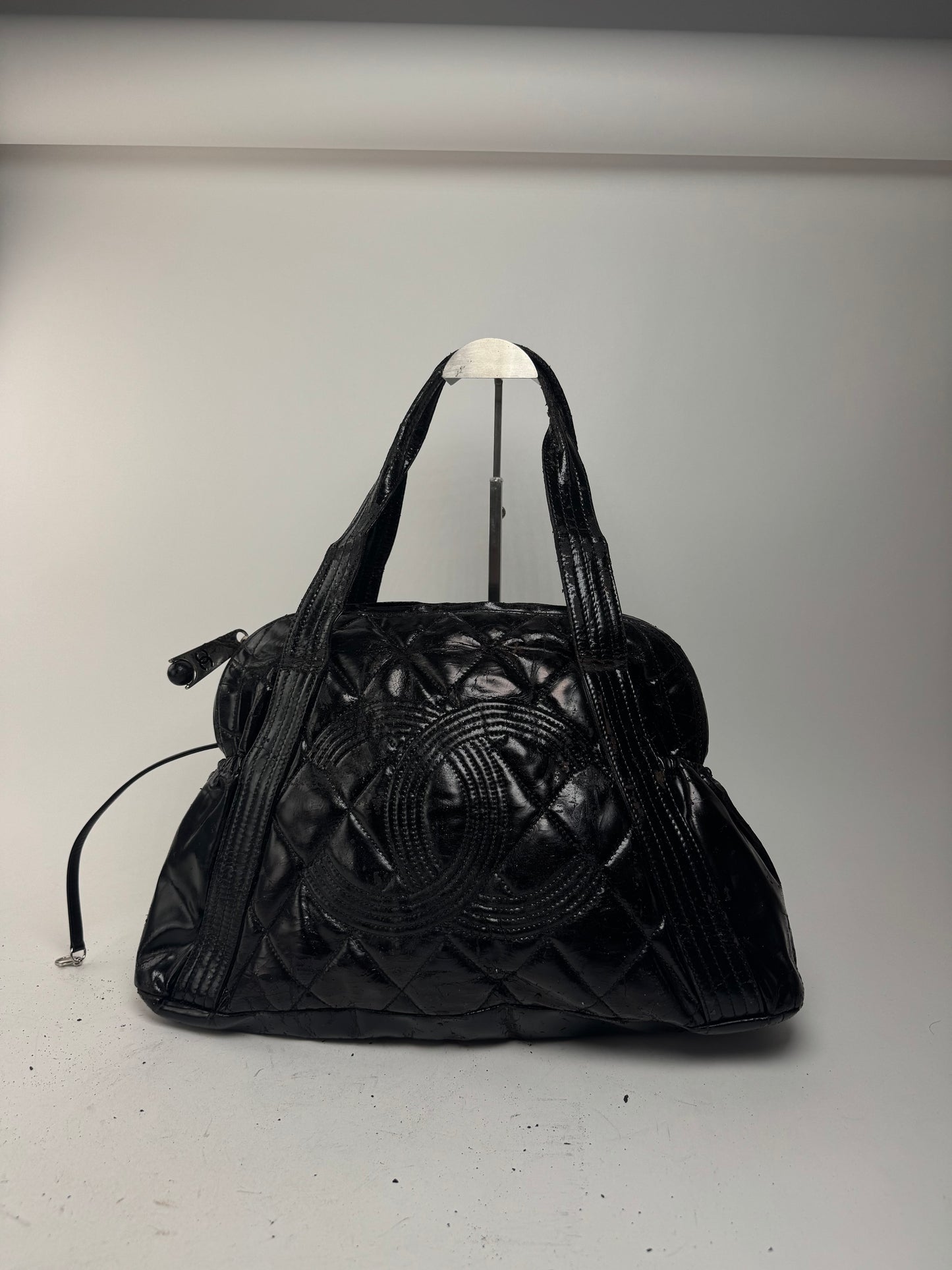 Sac Chanel vintage en cuir verni noir