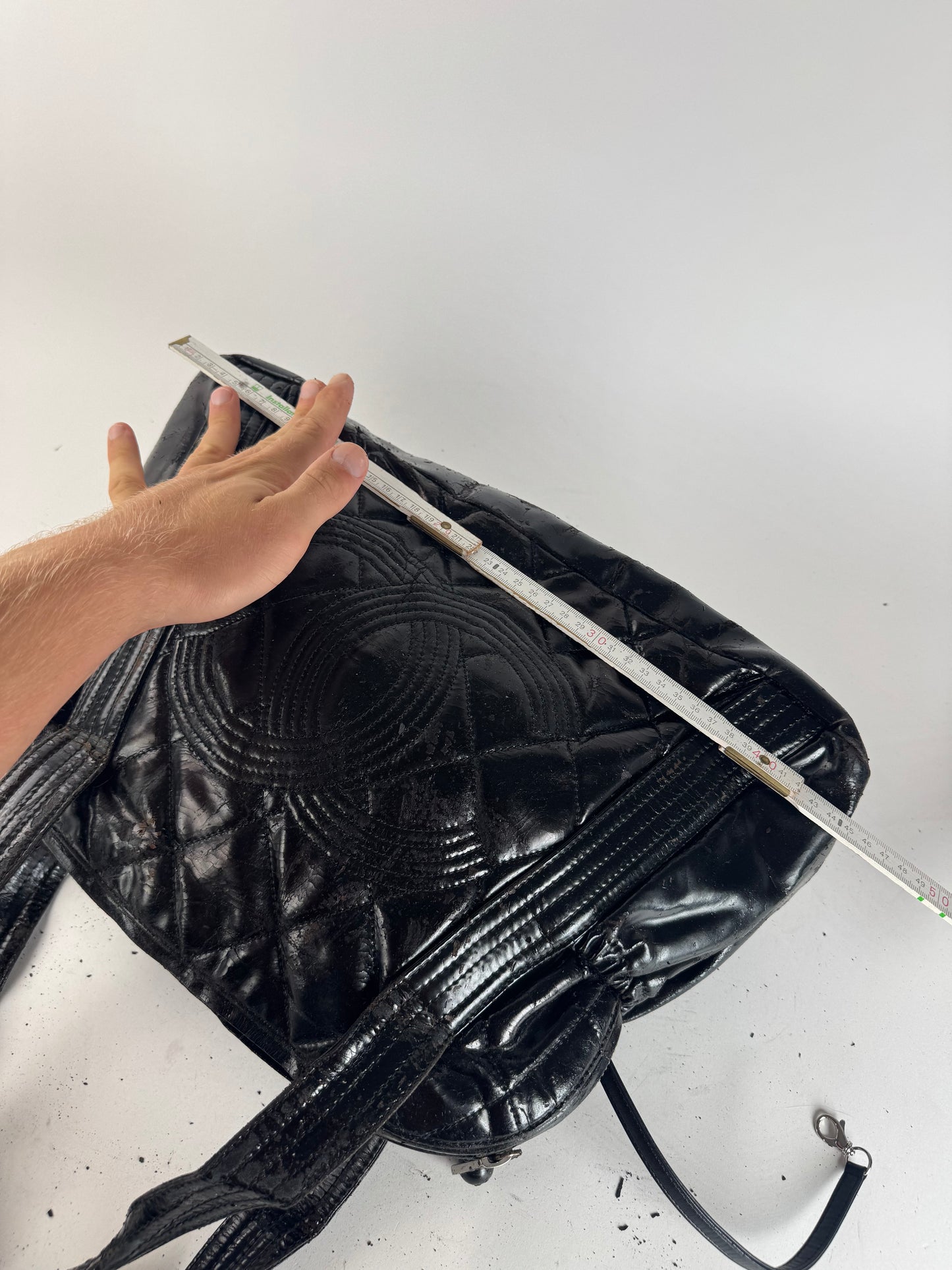 Sac Chanel vintage en cuir verni noir