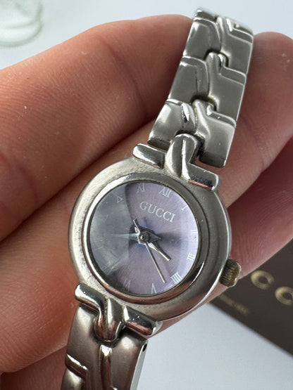 Montre Gucci vintage en acier argenté