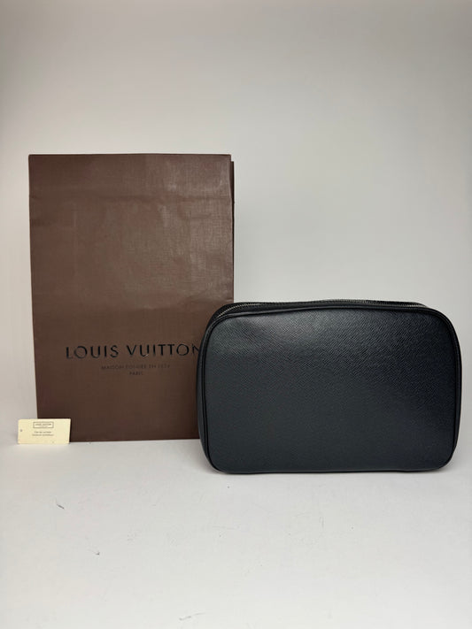 Pochette vintage Louis Vuitton Taiga en cuir noir