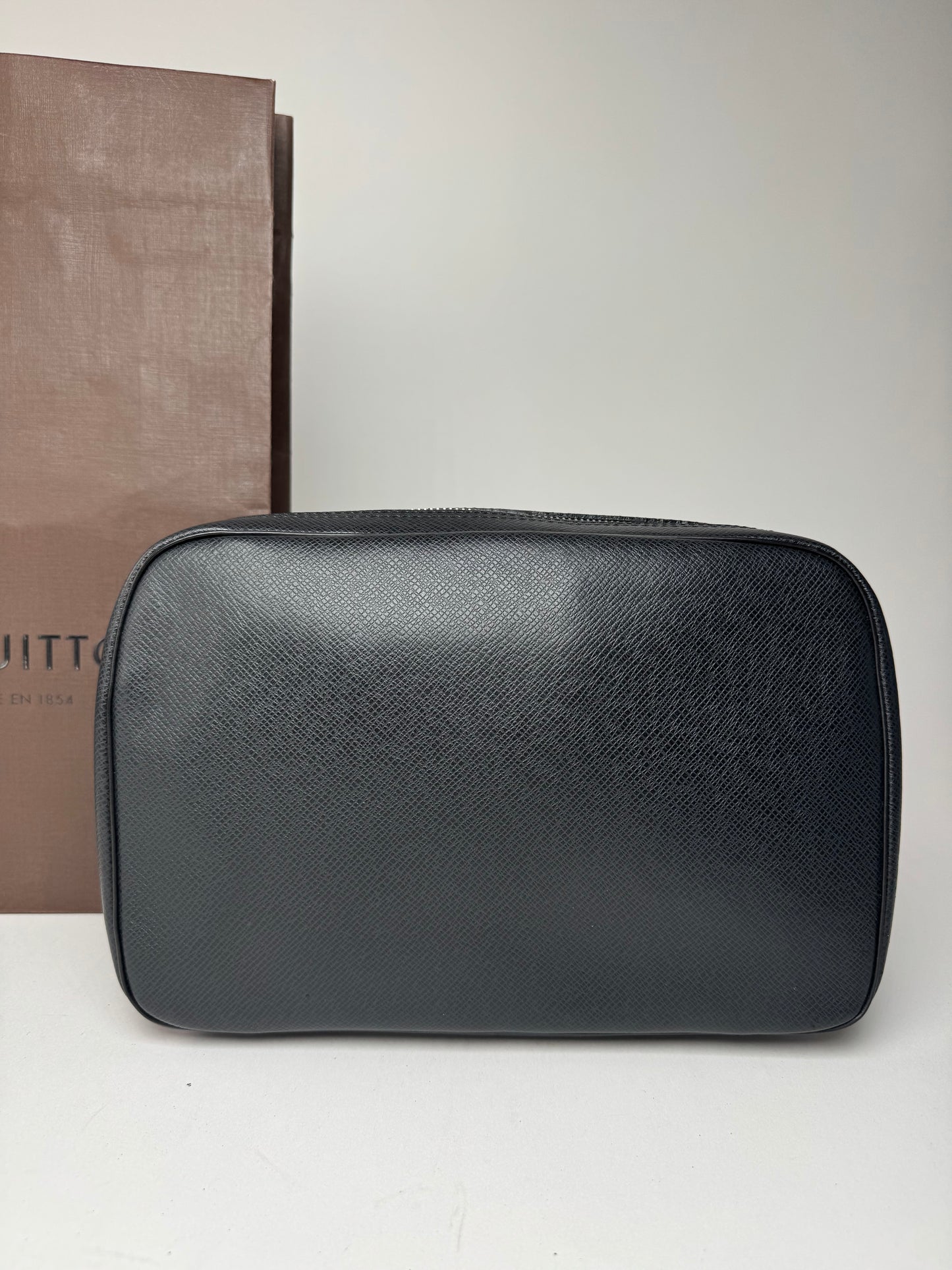 Vintage Louis Vuitton Taiga Leather clutch black