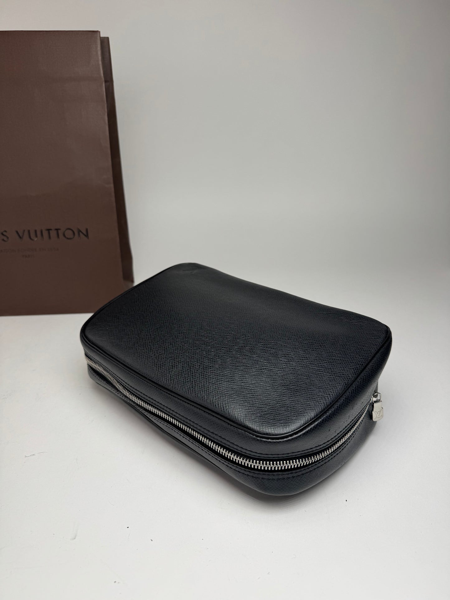 Vintage Louis Vuitton Taiga Leather clutch black