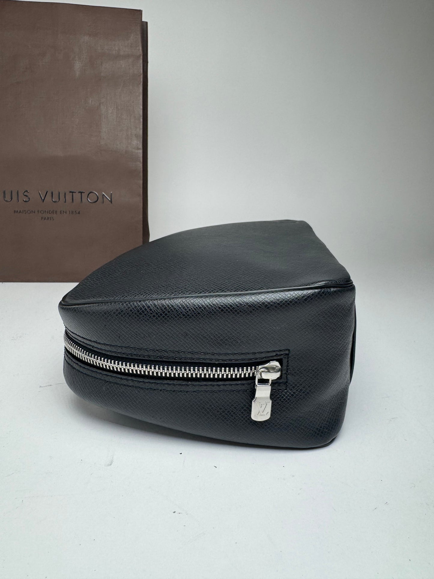Vintage Louis Vuitton Taiga Leather clutch black