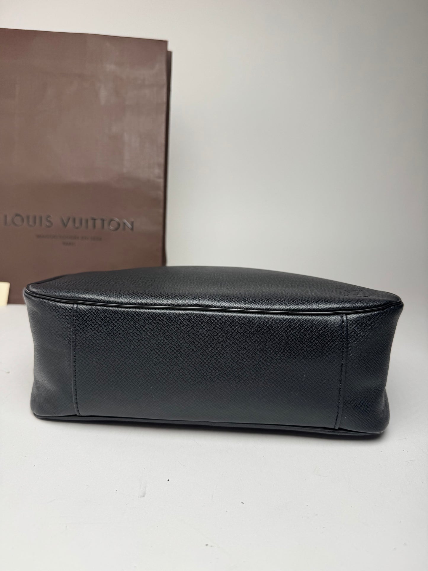 Vintage Louis Vuitton Taiga Leather clutch black