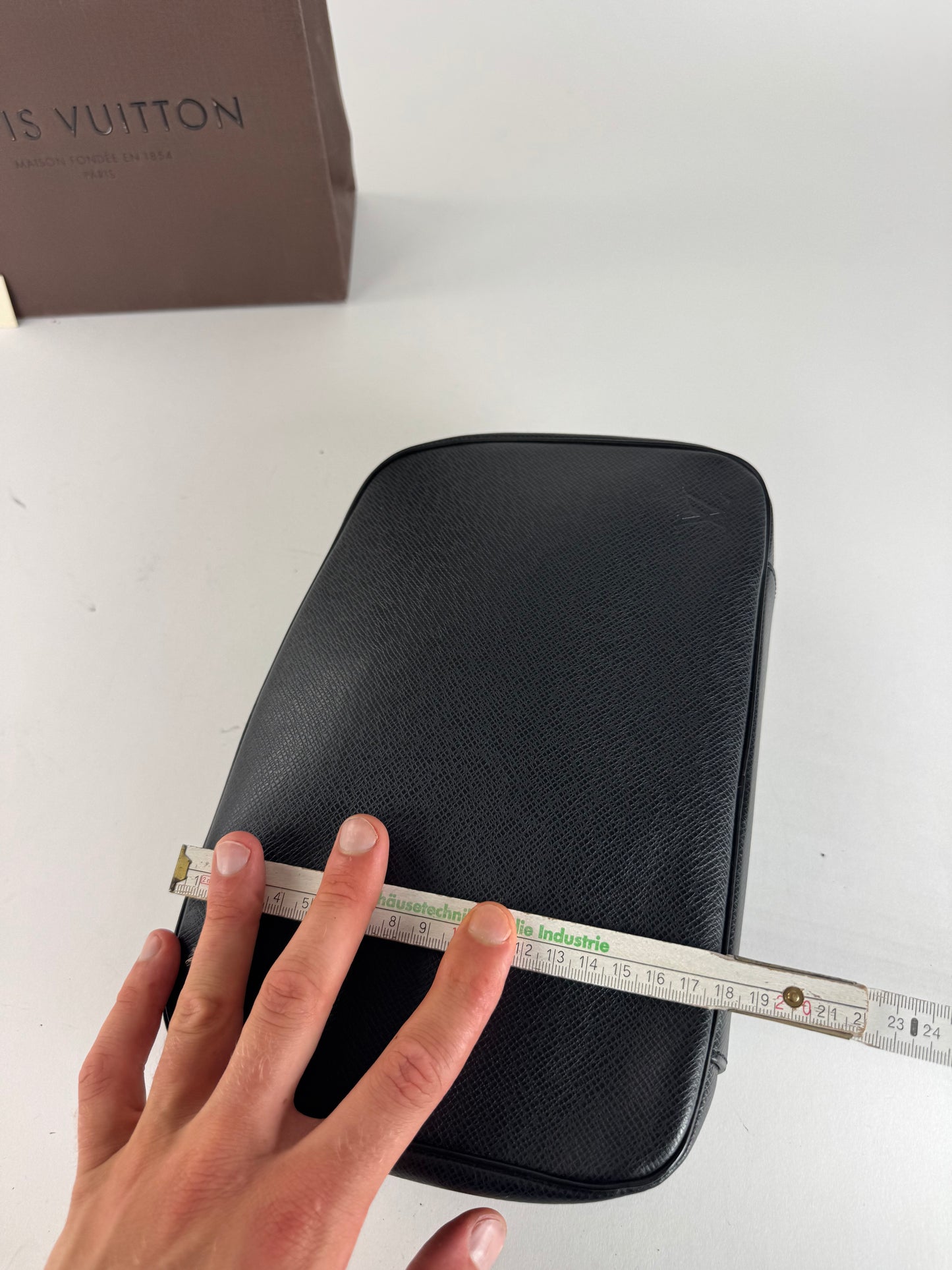 Vintage Louis Vuitton Taiga Leather clutch black