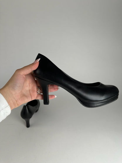Vintage Valentino Leather Pumps black