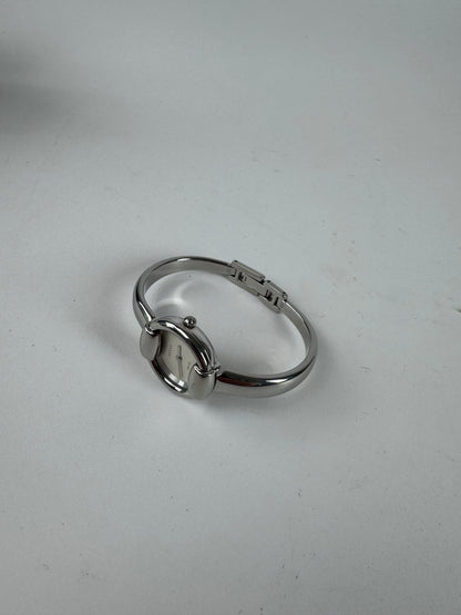 Montre Gucci vintage en acier avec mors argenté, ensemble complet