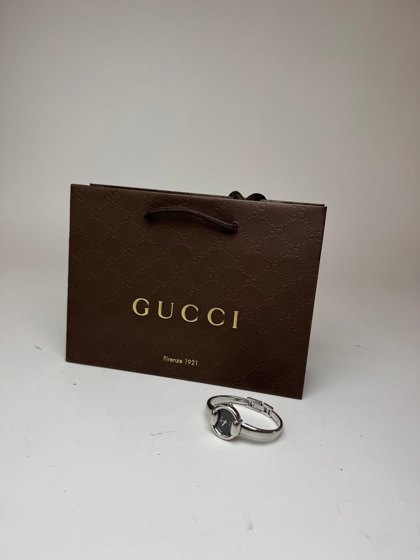 Montre Gucci vintage en métal avec mors argenté