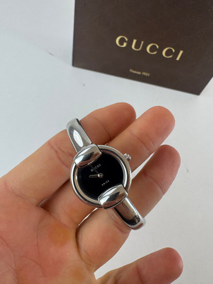 Montre Gucci vintage en métal avec mors argenté