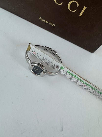 Montre Gucci vintage en métal avec mors argenté