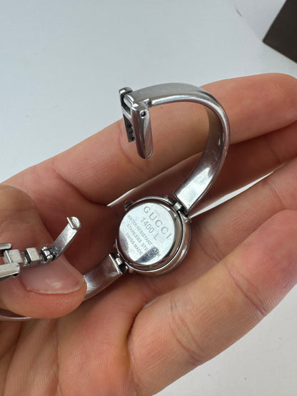 Montre Gucci vintage en métal avec mors argenté
