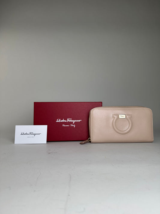 Vintage Ferragamo Leather Zip Wallet Cream Gold
