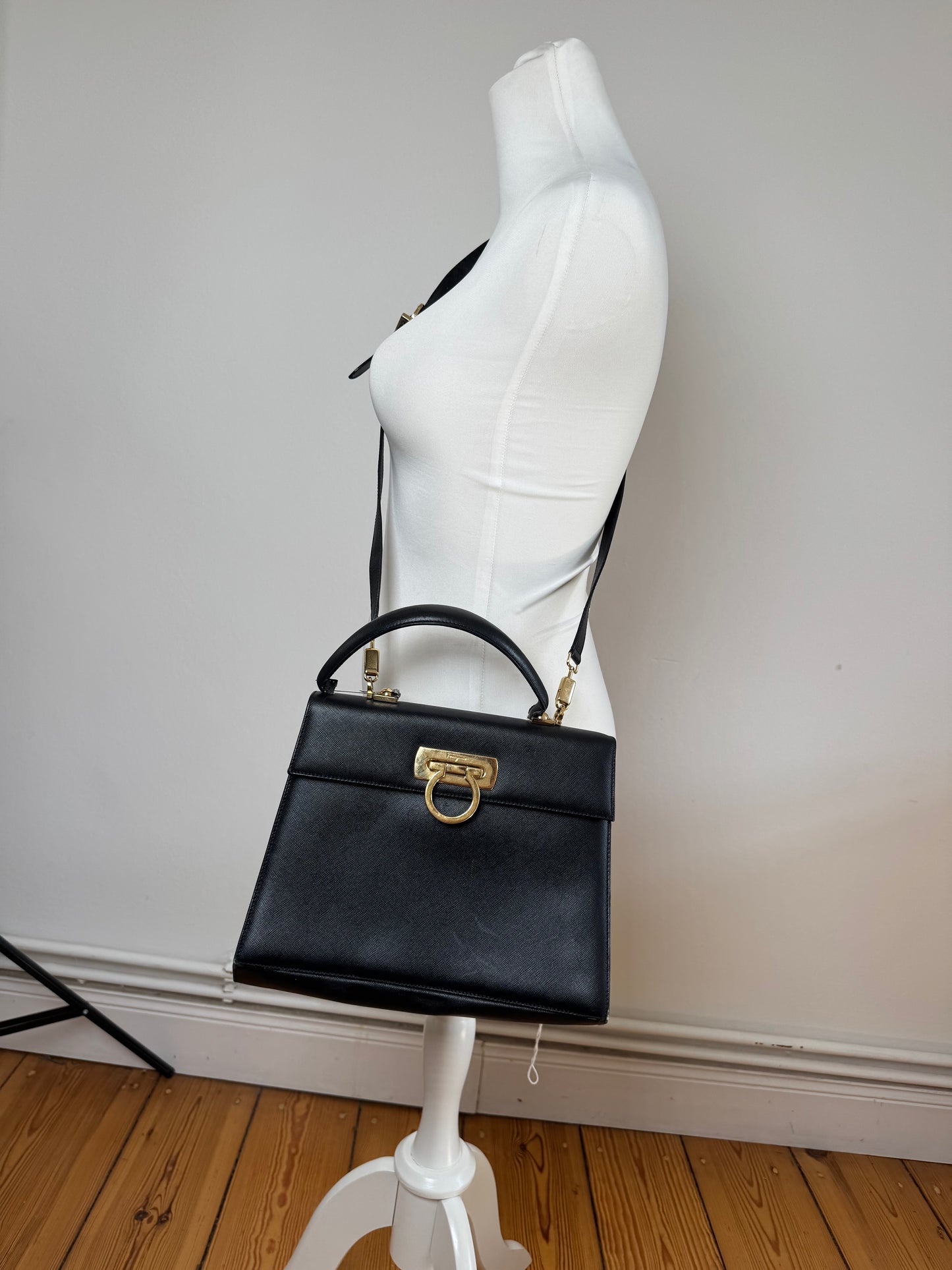 Sac vintage en cuir noir Salvatore Ferragamo 2 voies