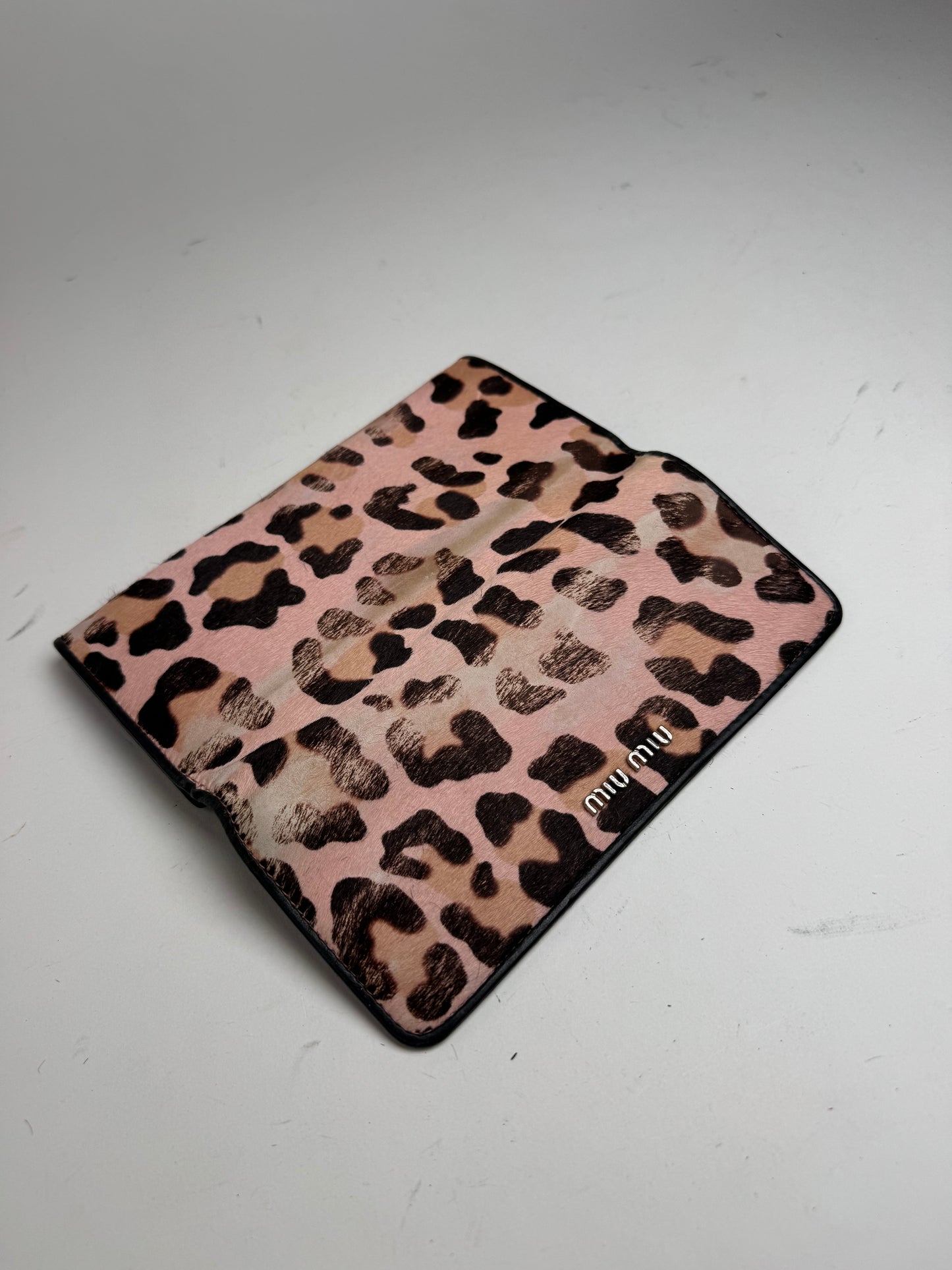 Portefeuille vintage en cuir fourrure Miu Miu noir rose