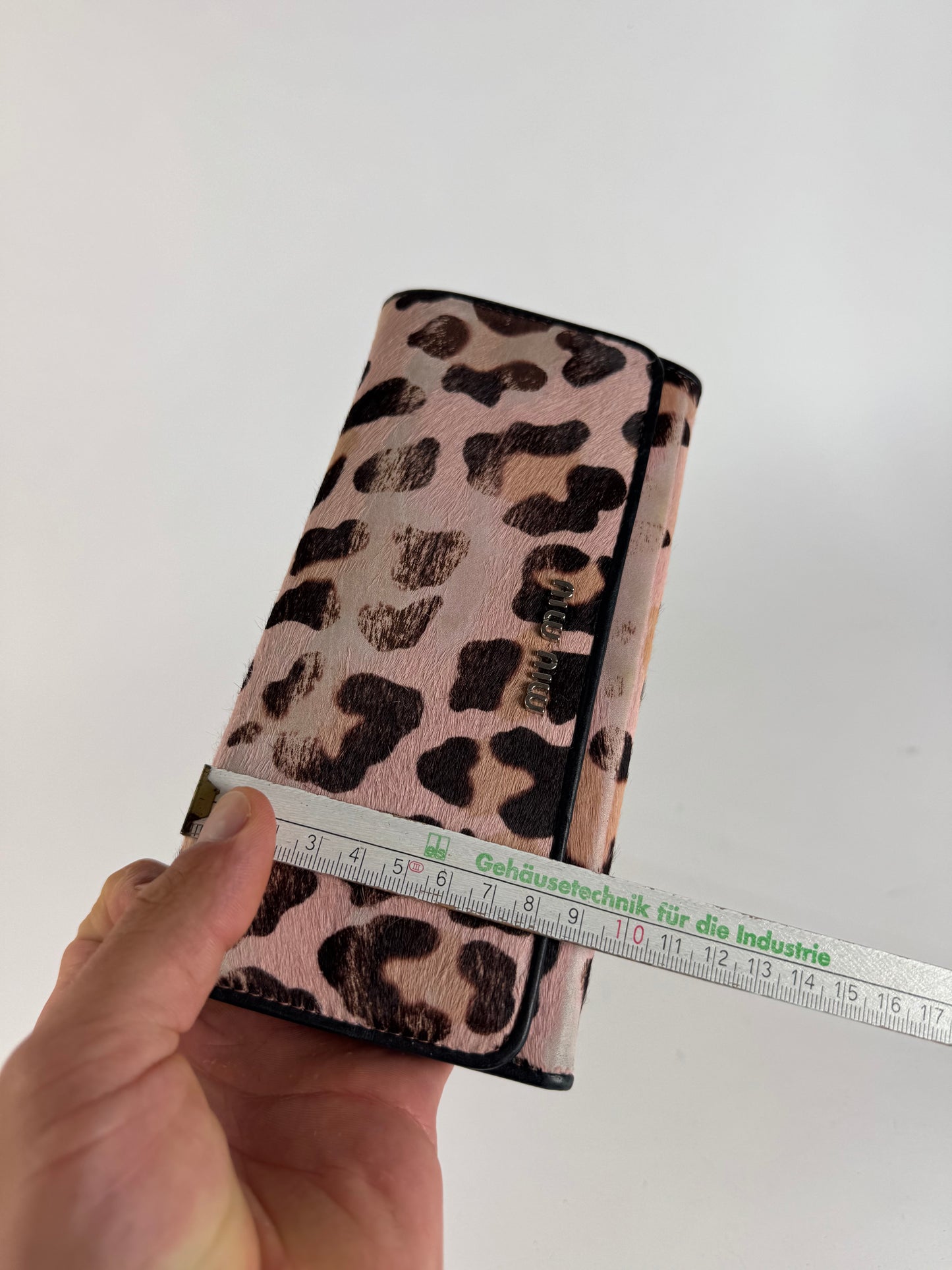 Portefeuille vintage en cuir fourrure Miu Miu noir rose