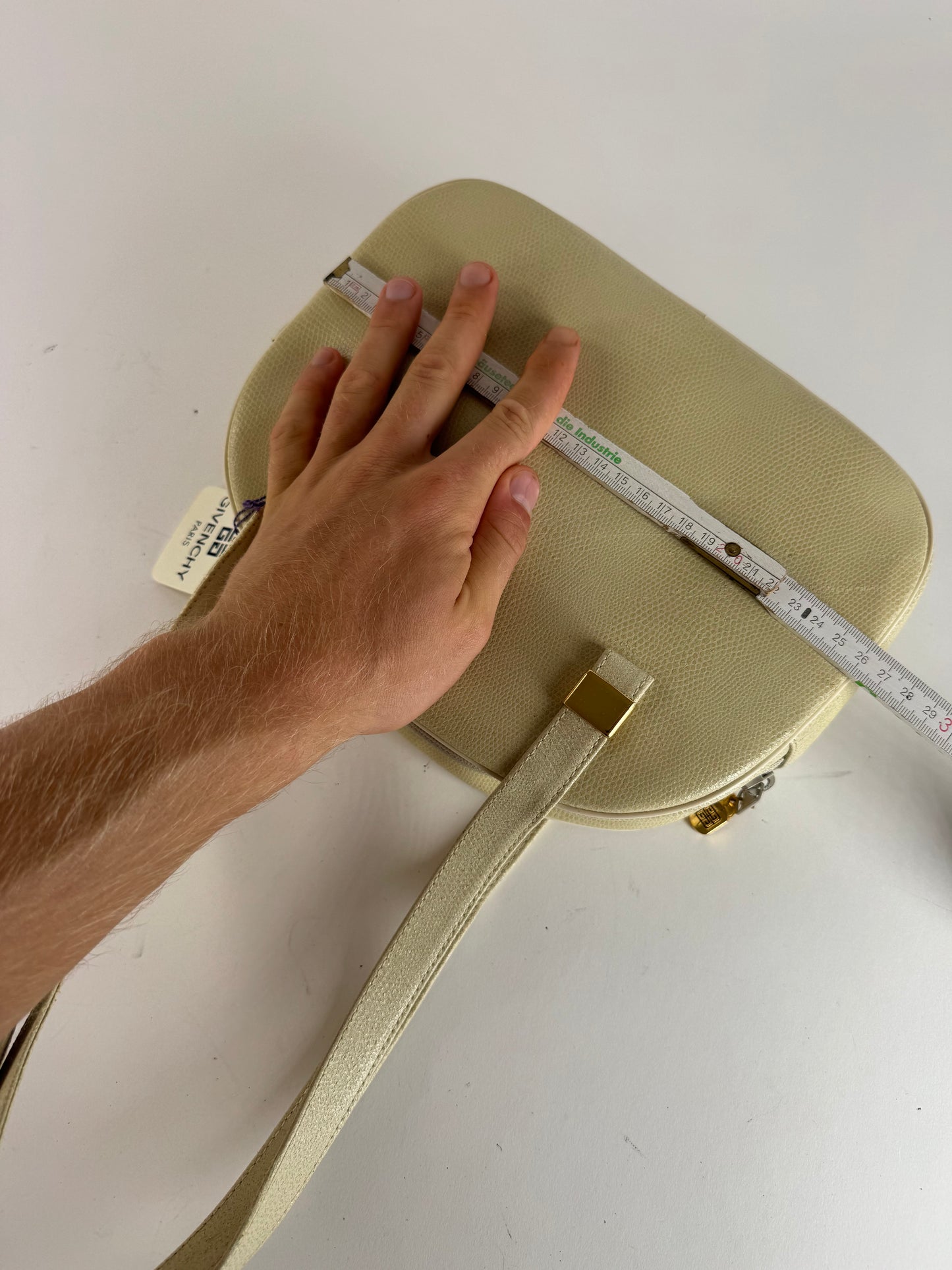 Sac vintage Givenchy en cuir embossé serpent beige