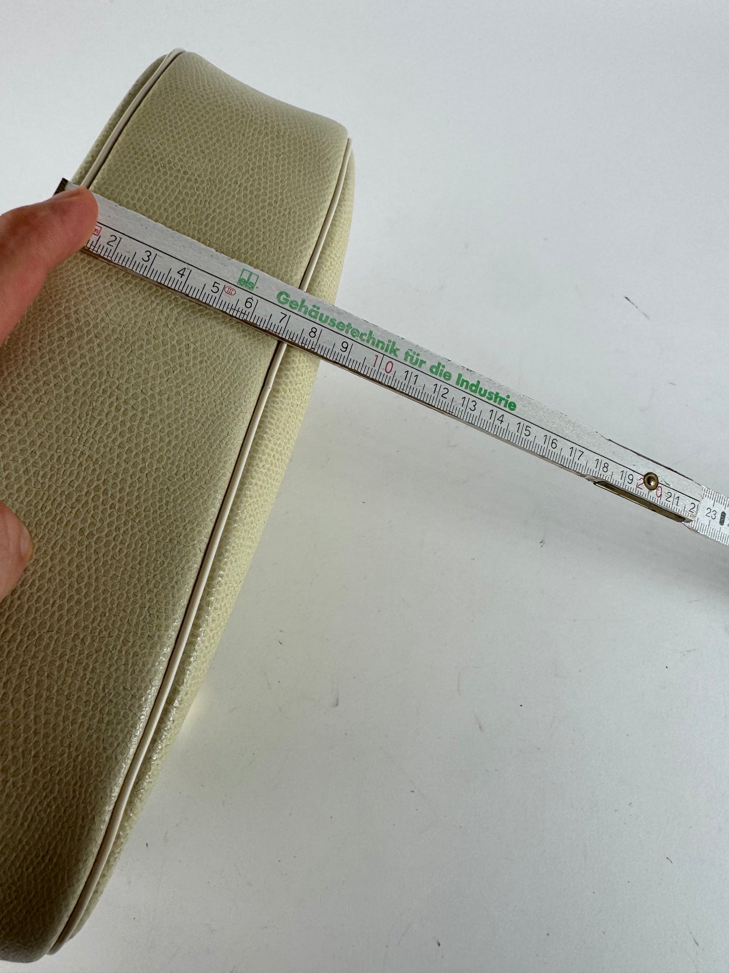 Sac vintage Givenchy en cuir embossé serpent beige