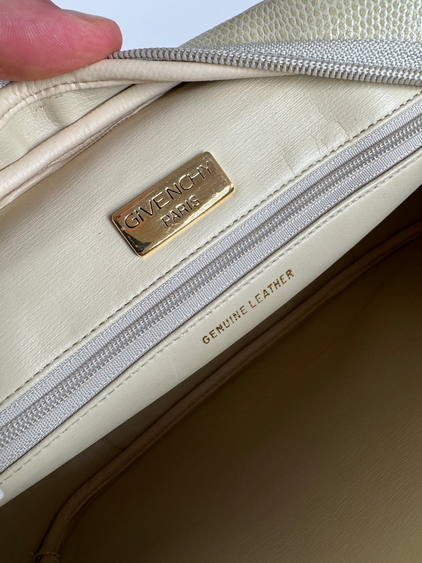 Sac vintage Givenchy en cuir embossé serpent beige