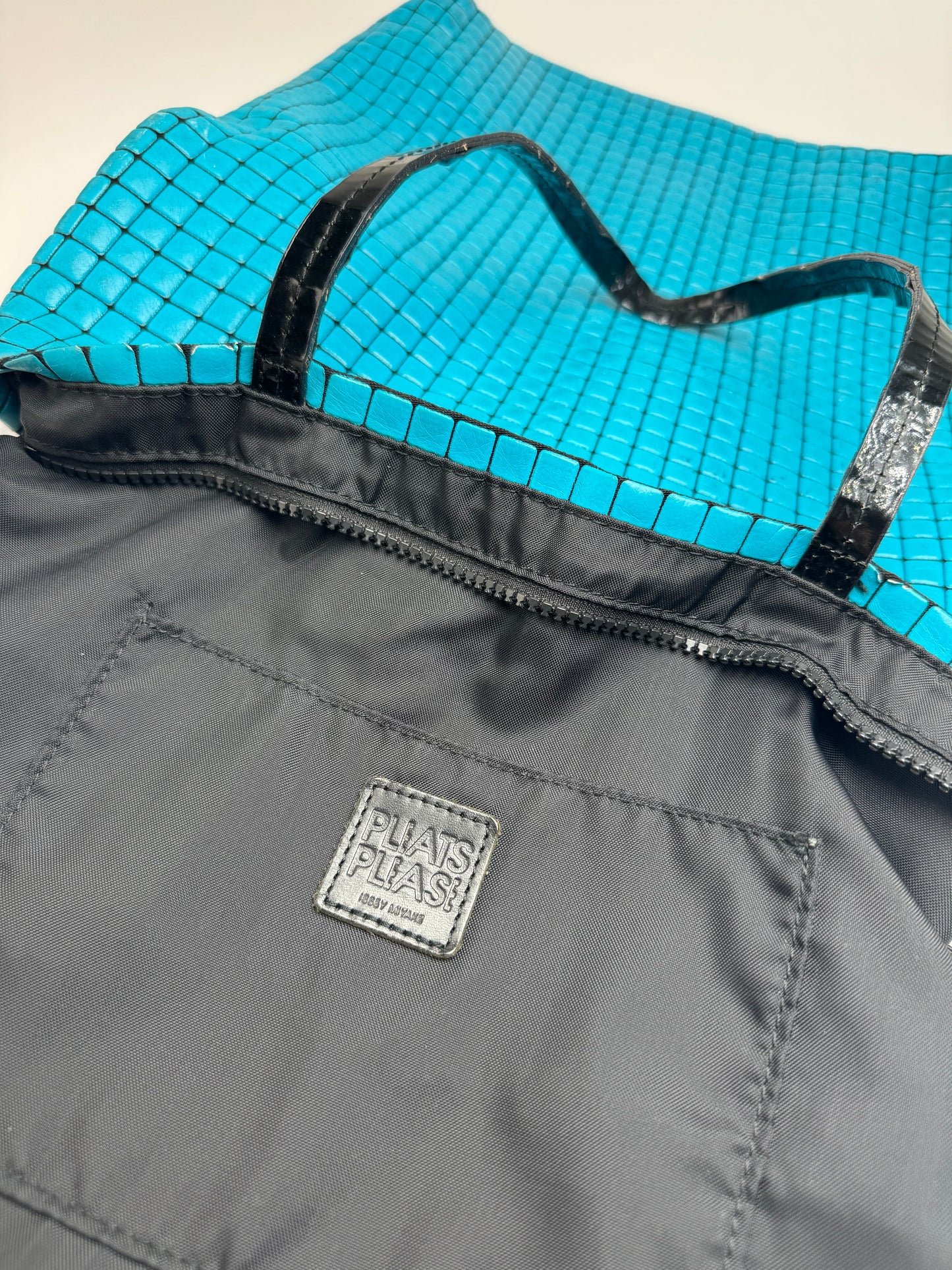 Sac fourre-tout vintage Pleats Please Issey Miyake bleu noir